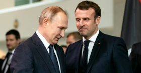 Эммануэль Макрон и Владимир Путин во время встречи в 2017 году