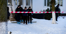 Задержанного выводят из здания