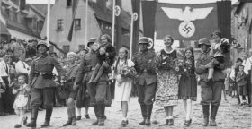 Немецкое население города Аш на крайнем западе Чехословакии приветствует гитлеровских солдат. 2 октября 1938 года