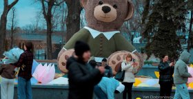 Большой игрушечный медвежонок в центре Харькова