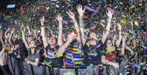 Люди отрываются под популярную песню