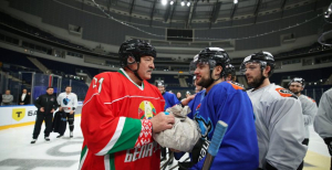 Александр Лукашенко подарил хоккеистам "Динамо" Минск сало