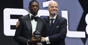 Усман Дембеле та президент ФІФА Джанні Інфантіно