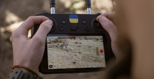 Оператор FPV-дрона за работой