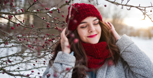 Девушка возле шиповника