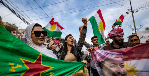 Сирійські курди під час демонстрації в північно-східному місті Камишли 14 березня 2025 року