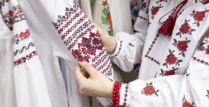 Зараз сорочки часто виконують за популярними схемами