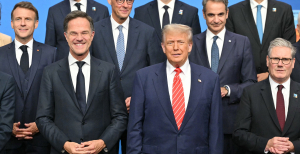 Крайній ліворуч - Еммаеуель Макрон. Правіше унизу - Марк Рютте, Дональд Трамп і Кір Стармер. Правіше угорі від Рютте - Фрідріх Мерц