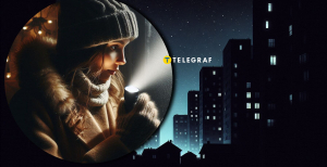 Девушка светит фонариком