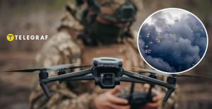 Военный с дроном и дым после взрыва