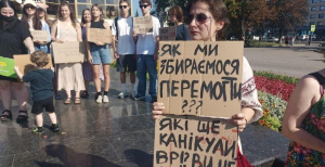 Протестувальники з плакатами під час акції в Луцьку