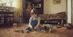 Дитина грає на самоті