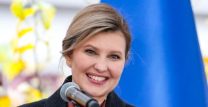 Олена Зеленська розповіла, що обирає парфуми, які стоять найближче на поличці