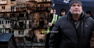 Мужчина ждет, пока деблокируют тела