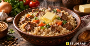 Куриный бульон сделает вкус пшеничной каши с мясом и овощами выразительнее