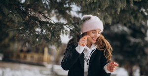 Девушка радуется снегу