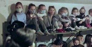 Дівчатка поводяться вельми спокійно, хоча і налякані