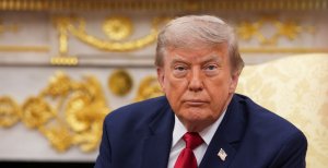 Дональд Трамп продолжает декорировать Овальный кабинет в золото