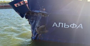 Теплоход "Альфа" в России попал в аварию