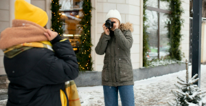 Дві дівчини на зимовій вулиці