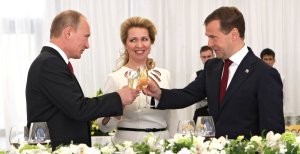 Дмитрий Медведев, его супруга Светлана и диктатор Путин