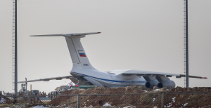 Російський транспортний літак евакуює персонал 24 січня 2026 року в Камишли, Сирія Фото: Етан Своуп