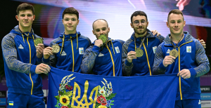 Радомир Стельмах (2-й слева) с золотой медалью Евро-2024