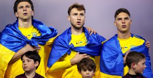 Владислав Ванат (по центру)