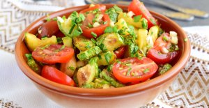 Этот салат из кабачка покорил всех: нежный соус делает его невероятно вкусным (видео)