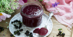 Самый вкусный способ использовать черную смородину: приготовьте пикантный соус к мясу (видео)