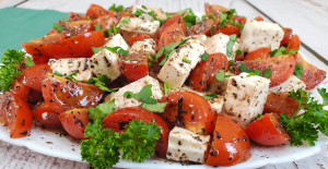 Самый вкусный летний салат с помидорами: секрет в маринованном луке и сливочном сыре (видео)