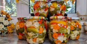 Овощное ассорти с грибами на зиму: заготовка, которая заменит сразу несколько банок соленья