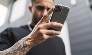 Мужчина со смартфоном