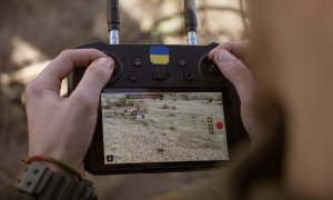 Оператор FPV-дрона за работой