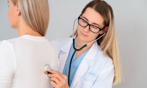 Женщина на приеме у врача