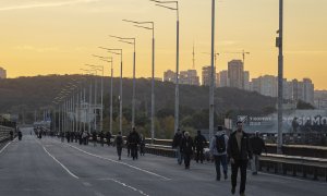 Люди пешком переходят мост после атаки РФ