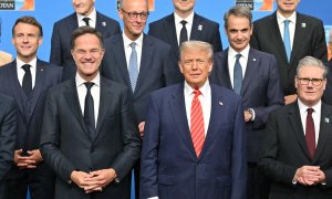 Крайній ліворуч - Еммаеуель Макрон. Правіше унизу - Марк Рютте, Дональд Трамп і Кір Стармер. Правіше угорі від Рютте - Фрідріх Мерц