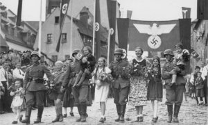Німецьке населення міста Аш на крайньому заході Чехословаччини вітає гітлерівських вояків. 2 жовтня 1938 року