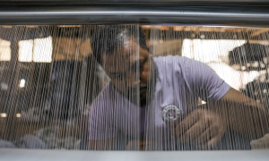 Работник швейной фабрики в Бангладеш