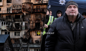 Мужчина ждет, пока деблокируют тела