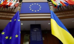 Флаг Украины и ЕС в Европарламенте