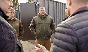 Чиновники Полтавского облсовета и ОВА на фоне отреставрированных контейнеров