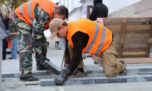 Замена новой плитки на новейшую. Работы продолжаются