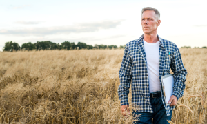 Чоловік на пшеничному полі