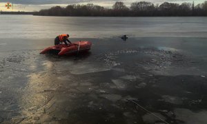 Один из мальчиков с трудом держался на плаву