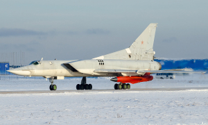 Ту-22М3 с ракетой Х-32 перед первым испытательным пуском в феврале 2021 года