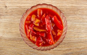 Перець з хвостиками у томатному соку