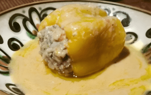 Фарширований перець у сметанному соусі