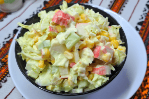 Салат з крабовими паличками та пекінською капустою до новорічного столу (відео)