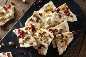 Домашние сладости: конфетки из белого шоколада с орехами и сухофруктами